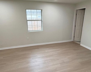 821 Evanston Street - Photo Thumbnail 8