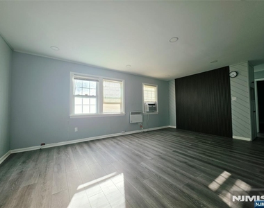 749 Broad - Photo Thumbnail 3