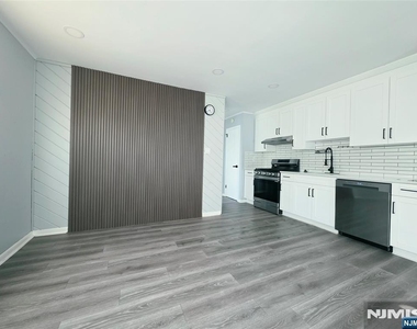 749 Broad - Photo Thumbnail 4