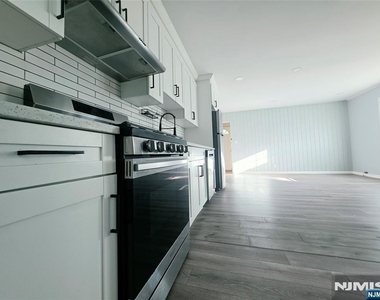 749 Broad - Photo Thumbnail 7