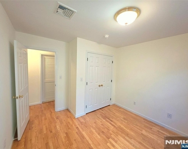 817 Elm - Photo Thumbnail 9
