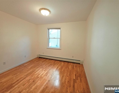 817 Elm - Photo Thumbnail 10