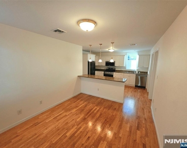 817 Elm - Photo Thumbnail 2