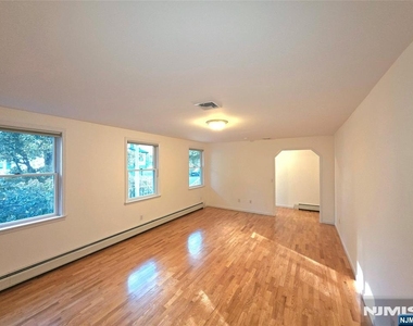 817 Elm - Photo Thumbnail 4