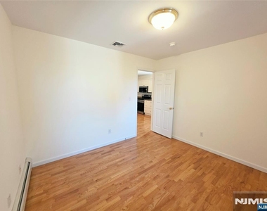 817 Elm - Photo Thumbnail 11