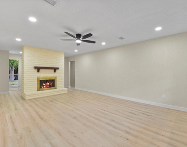 2322 Aprilmont Drive - Photo Thumbnail 7