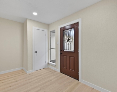 2322 Aprilmont Drive - Photo Thumbnail 5