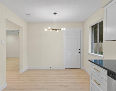 2322 Aprilmont Drive - Photo Thumbnail 13