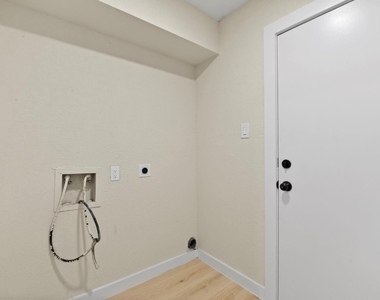2322 Aprilmont Drive - Photo Thumbnail 16