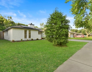 2322 Aprilmont Drive - Photo Thumbnail 3
