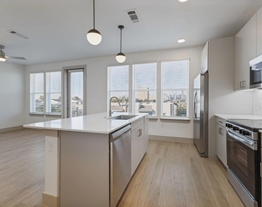1506 N Prairie Avenue - Photo Thumbnail 4