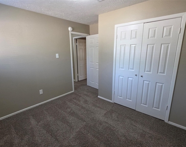4302 Sloangate Drive - Photo Thumbnail 13
