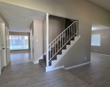4302 Sloangate Drive - Photo Thumbnail 2