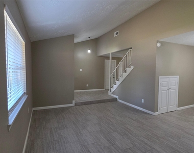 4302 Sloangate Drive - Photo Thumbnail 4