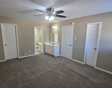 4302 Sloangate Drive - Photo Thumbnail 19