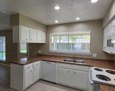 4302 Sloangate Drive - Photo Thumbnail 7