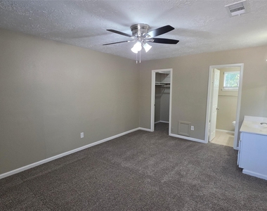 4302 Sloangate Drive - Photo Thumbnail 17