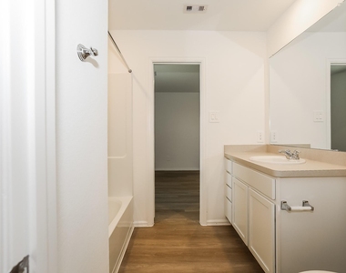 423 Jewett Meadow Drive - Photo Thumbnail 11