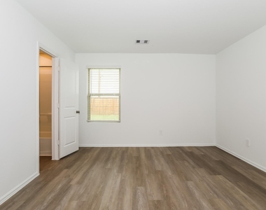 423 Jewett Meadow Drive - Photo Thumbnail 7