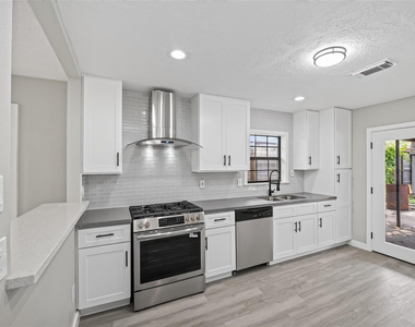 419 Fairbanks Street - Photo Thumbnail 12