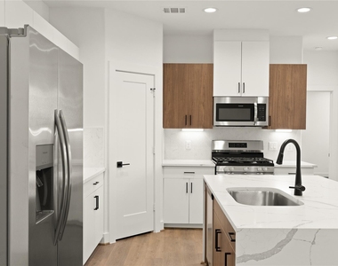 2711 Solbrook Lane - Photo Thumbnail 10