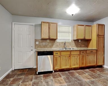 305 Sherbrooke Court - Photo Thumbnail 4