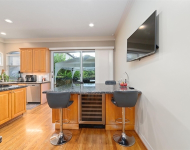 707 Knox Street - Photo Thumbnail 7