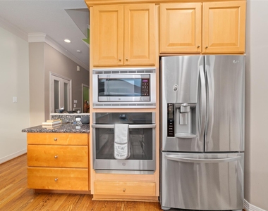 707 Knox Street - Photo Thumbnail 5