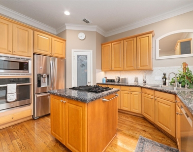 707 Knox Street - Photo Thumbnail 4