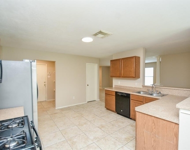 815 Darbydale Crossing Lane - Photo Thumbnail 8