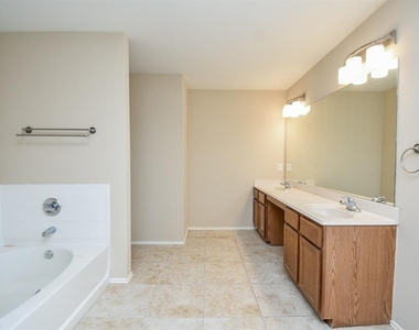 815 Darbydale Crossing Lane - Photo Thumbnail 13