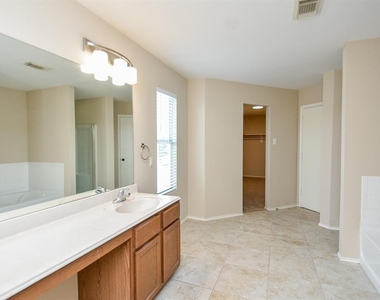 815 Darbydale Crossing Lane - Photo Thumbnail 16