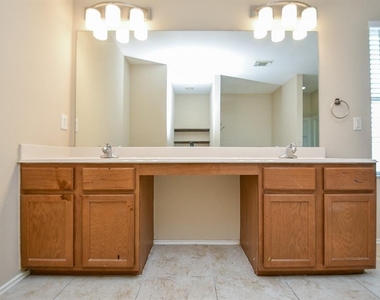 815 Darbydale Crossing Lane - Photo Thumbnail 17