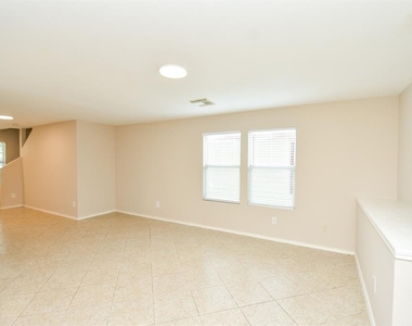 815 Darbydale Crossing Lane - Photo Thumbnail 3
