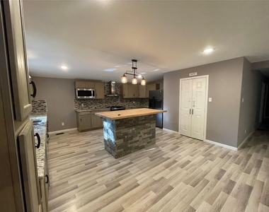 3406 E Bayou Drive E - Photo Thumbnail 13