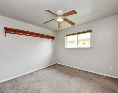1110 E Brown Lane - Photo Thumbnail 33