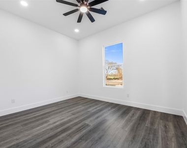 1304 Duff Lane - Photo Thumbnail 26