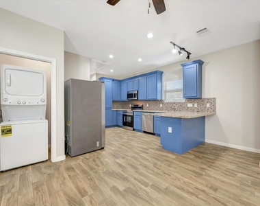 904 W Sealy - Photo Thumbnail 4