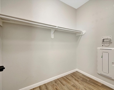 904 W Sealy - Photo Thumbnail 13