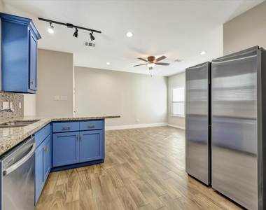 904 W Sealy - Photo Thumbnail 7