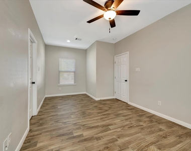 904 W Sealy - Photo Thumbnail 12