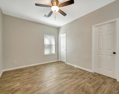 904 W Sealy - Photo Thumbnail 11