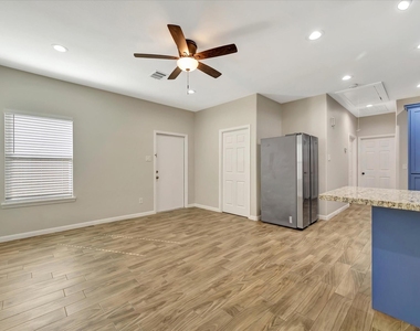 904 W Sealy - Photo Thumbnail 2