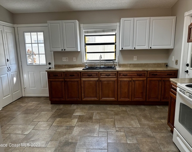 3709 Tree Line Boulevard - Photo Thumbnail 8