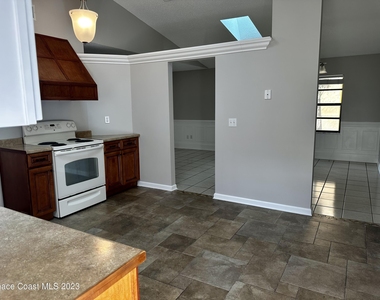 3709 Tree Line Boulevard - Photo Thumbnail 4