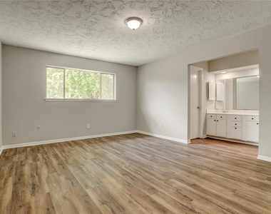 6919 Silver Star Drive - Photo Thumbnail 11