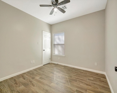 904 W Sealy Street - Photo Thumbnail 10