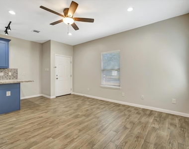 904 W Sealy Street - Photo Thumbnail 3