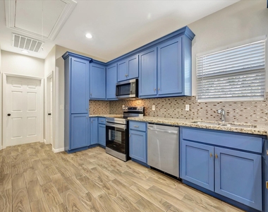 904 W Sealy Street - Photo Thumbnail 7