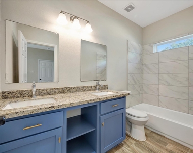 904 W Sealy Street - Photo Thumbnail 15